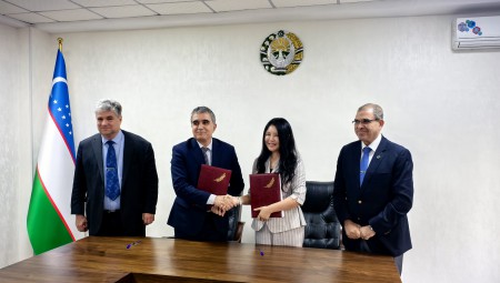 9月9日至11日，，，，，，，pp电子游戏平台节水集团高级副总裁崔静向导pp电子游戏平台节水中亚公司一行造访了乌兹别克斯坦相关营业部委及机构，，，，，，，并与乌兹别克斯坦水利部、浇灌水利问题研究所划分签署了相助体贴备忘录。。。。。。。。