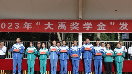 “pp电子游戏平台节水奖学金”捐赠仪式划分在甘肃省酒泉市酒泉中学、肃州区临水中心小学举行，，，，，，，pp电子游戏平台节水集团为酒泉中学捐赠10万元、临水中心小学捐赠5万元。。。。。。。。