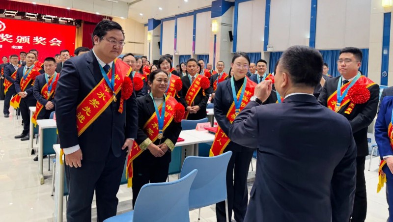 李国英亲热会见中国节水奖获奖代表，，，，，，王浩宇作交流讲话